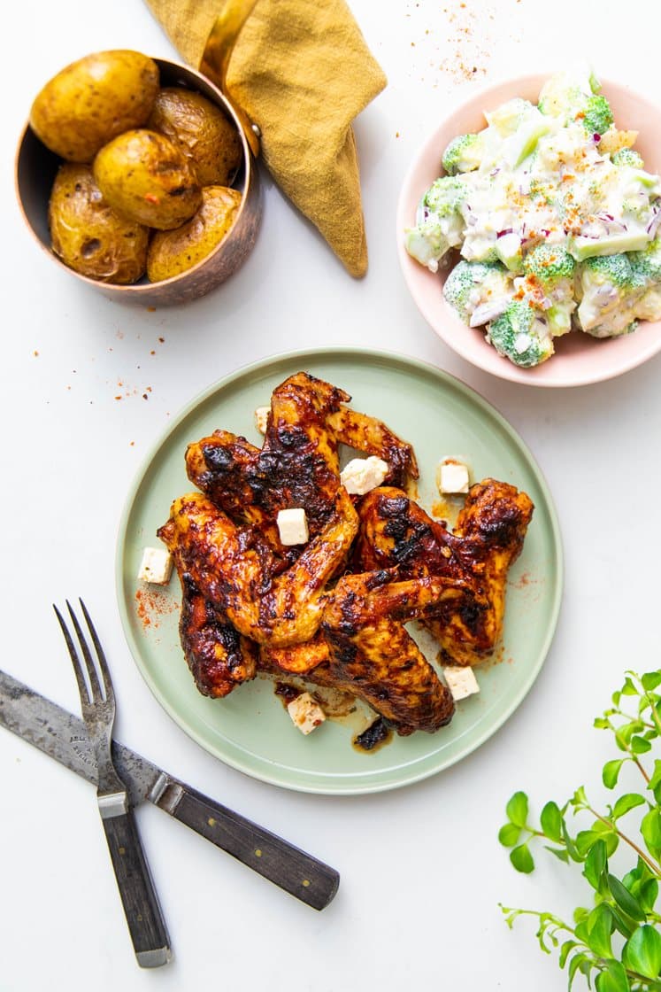 BBQ-kyllingevinger med broccolisalat og stegte kartofler