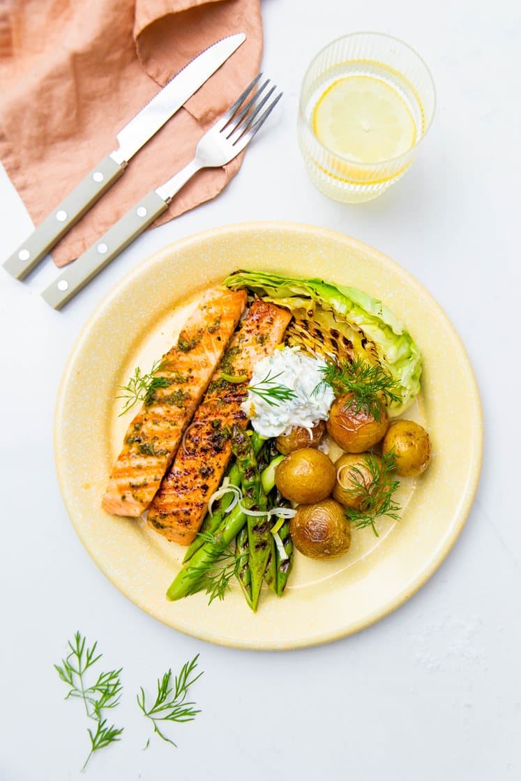 Grillet pestolaks med grønt og urtedip