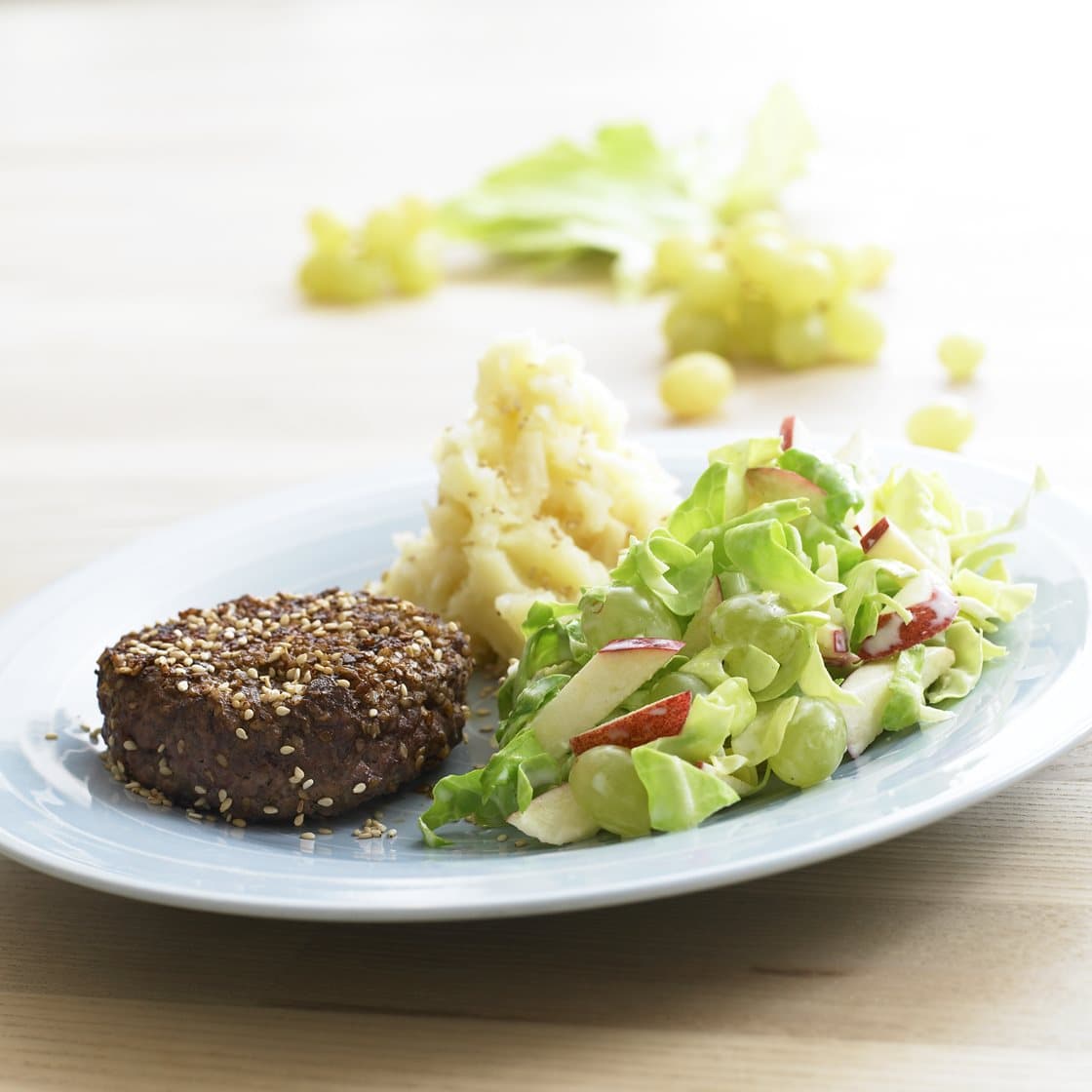 Hakkebøf med sennep, sesam, spidskålsslaw og mos