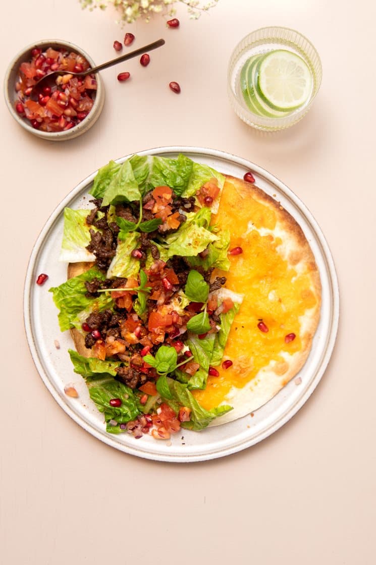 Gratinerede fladbrød med oksekød og granatæblesalsa