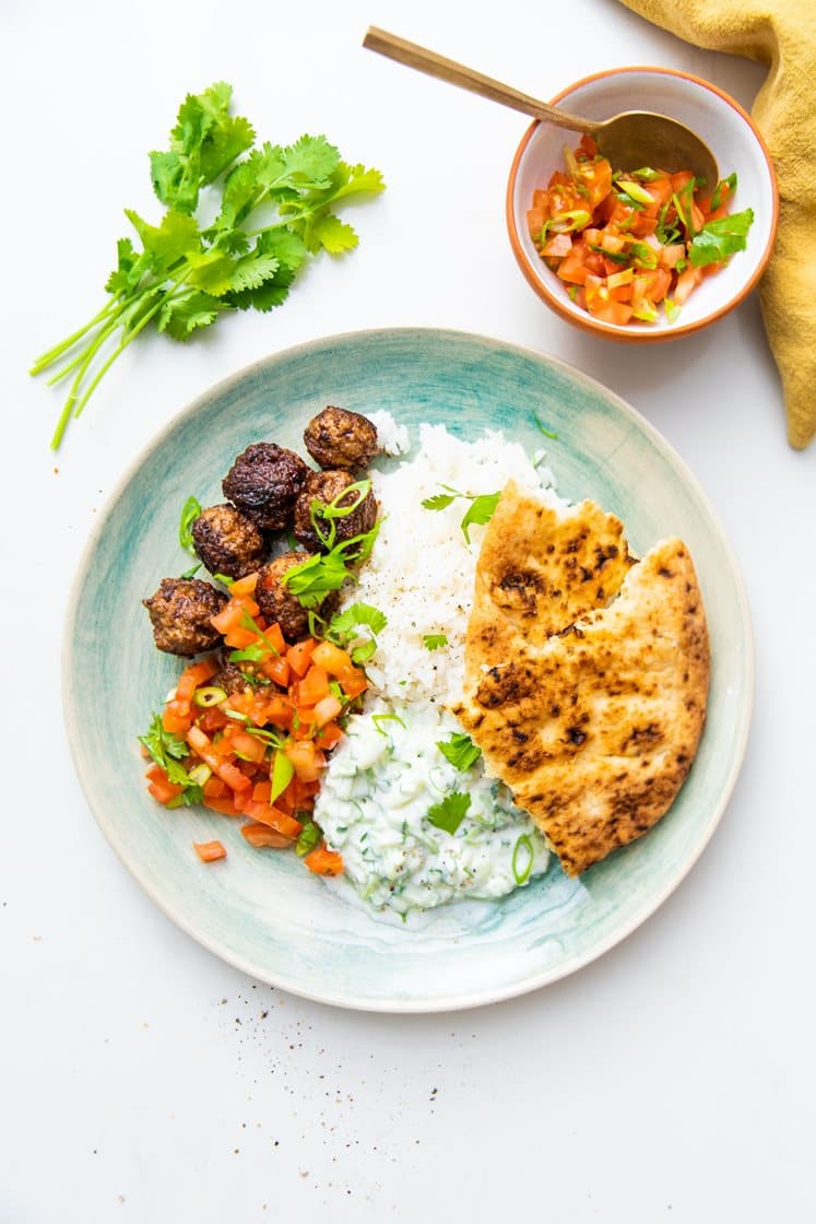 Kofta med agurkeraita, tomatsalsa og naanbrød