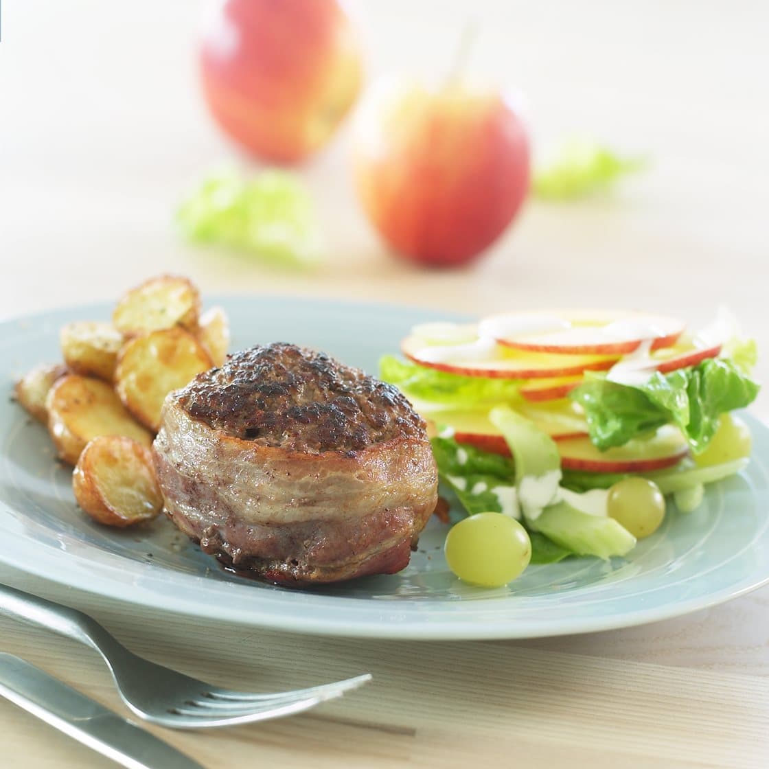 Enebærbøf med bacon, ovnkartofler og sprød, grøn waldorfsalat