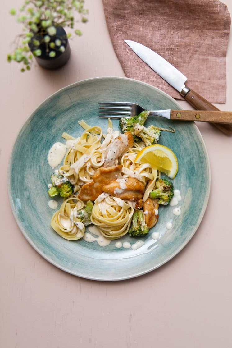 Stegt kylling og grøntsager med fettuccine i cremet sennepssauce