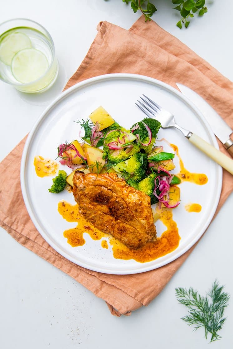 Paprika-koteletter og kartoffelsalat med marineret broccoli