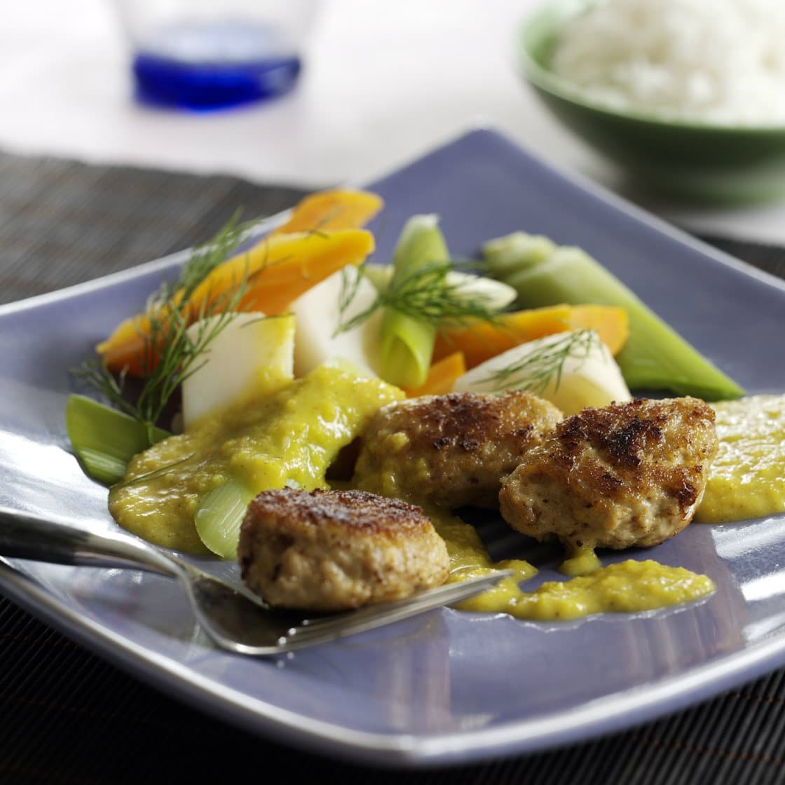 Kyllingedeller med rustik karrysauce, blomkål og gulerødder