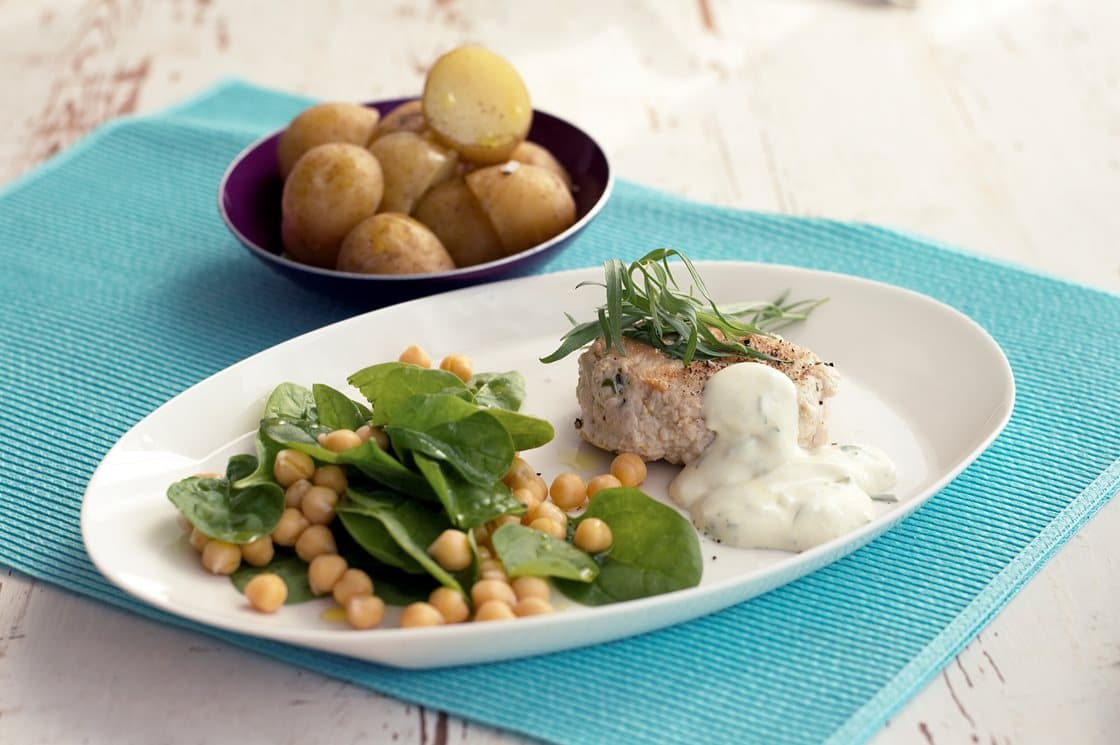 Kyllingekrebinetter med estragondip, kikærtesalat og kartofler 