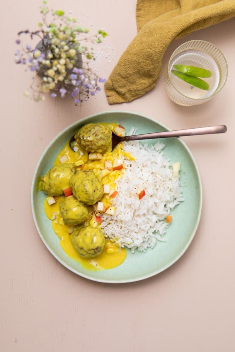 Boller i karry med æble og ris