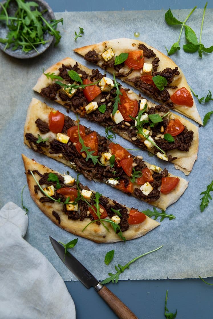 Tyrkisk pizza med krydret oksekød og salatost