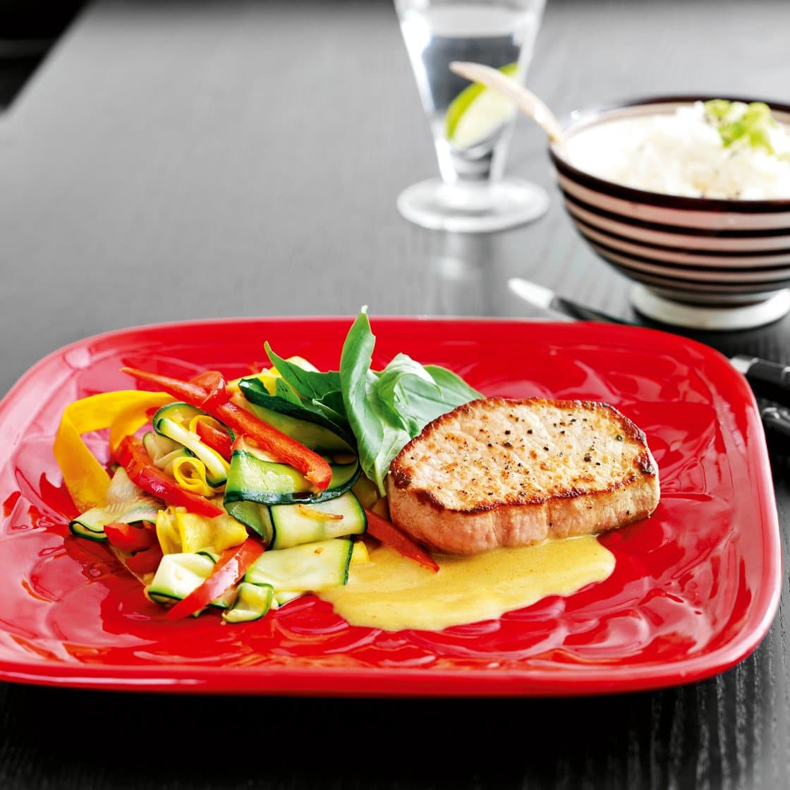 MAD TIL 2 DAGE: Thailandske koteletter med karry-kokossauce