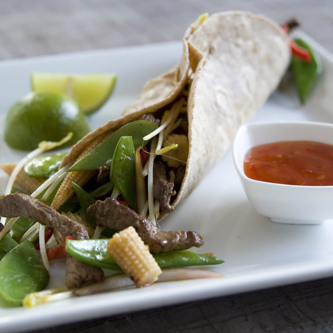 Wokstrimler af okse i wrap med sød chili sauce