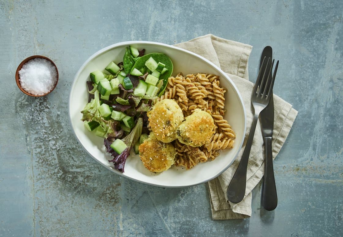 Fikse frikadeller og pasta med pesto