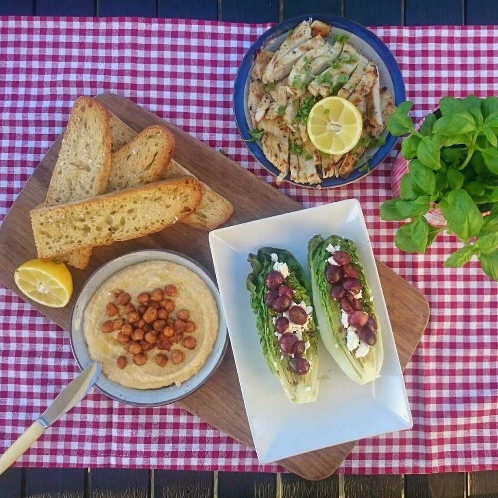 Stegt salat og kylling med hummus og groft brød
