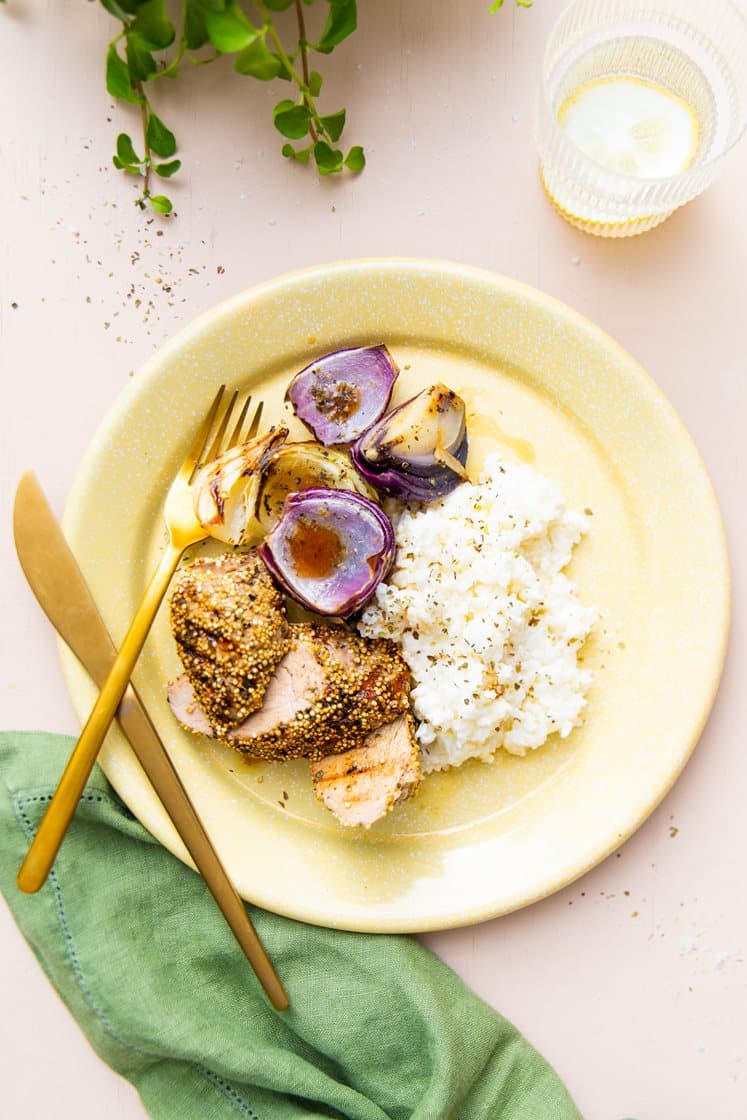 Svinefilet med birkesmarinade, cremede ris og stegte løgbåde