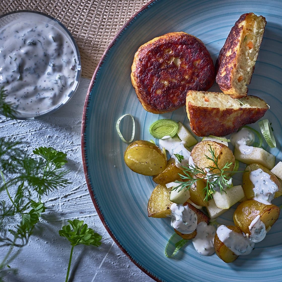Grove fiskefrikadeller og bagt kartoffelsalat med porre og pære