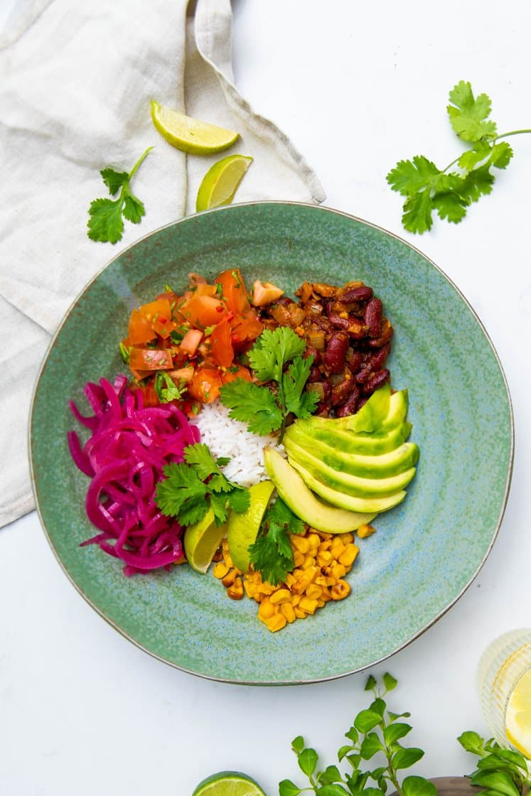 Burrito bowl med avocado, ristede majs og syltede rødløg