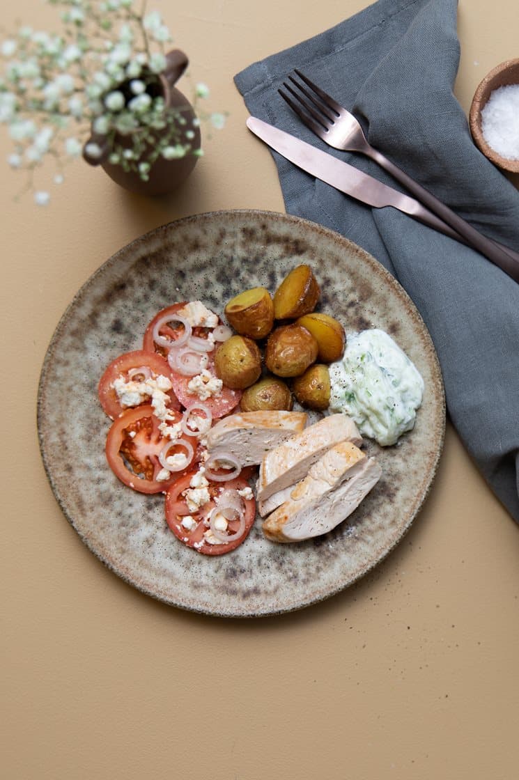 Stegt kyllingebryst med græsk salat, stegte kartofler og tzatziki