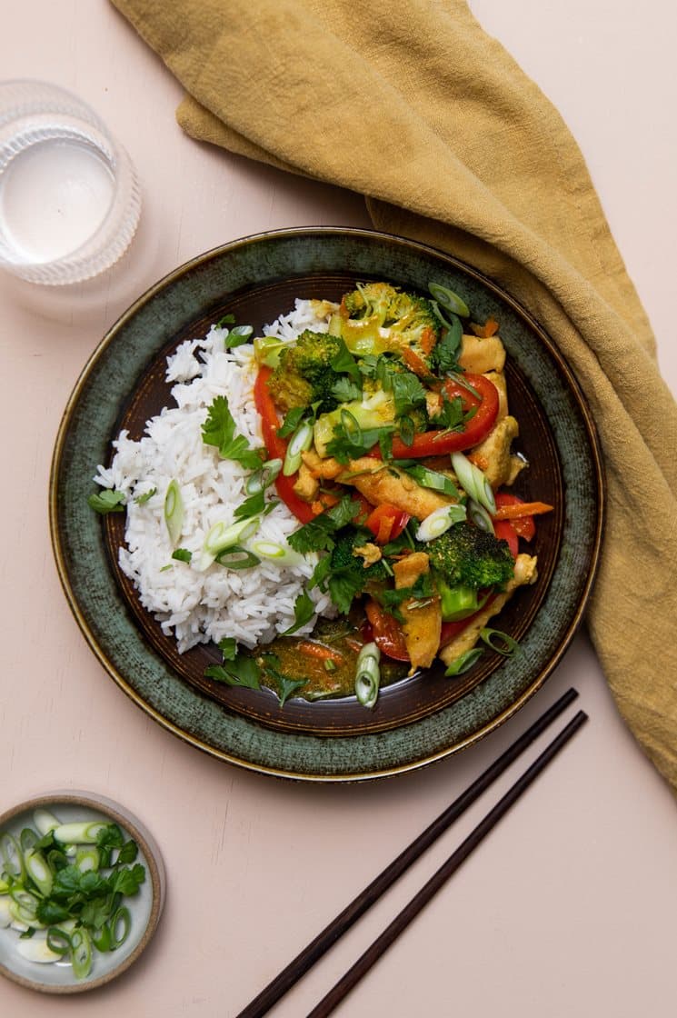 Nem Thai wok med kalkun, grøntsager og ris