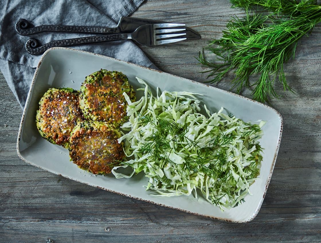 Broccolideller med quinoa og spidskålssalat