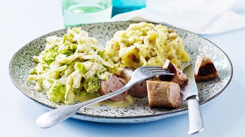 Medisterpølse med stuvet kål og grov mos