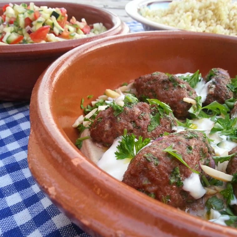 Köfte med tahindip og tabouleh med tahin dressing
