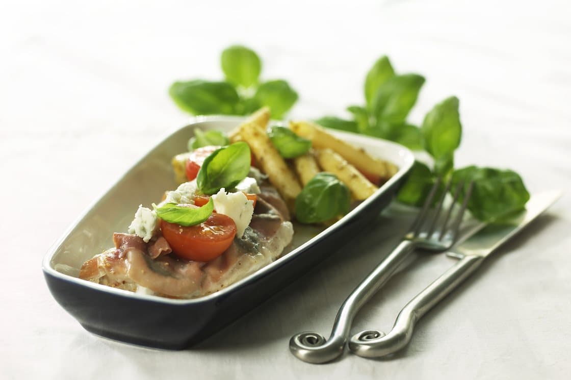 Kalkunschnitzel med lufttørret skinke og frisk pasta med pesto