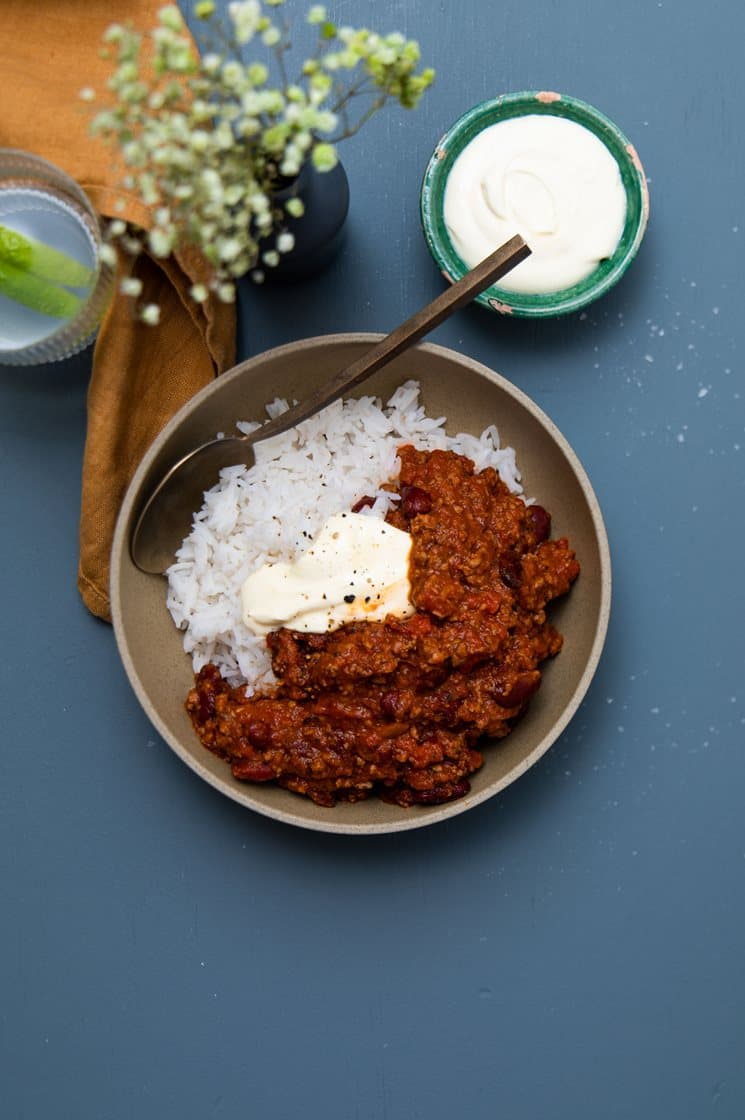 Chili con carne med ris og creme fraiche