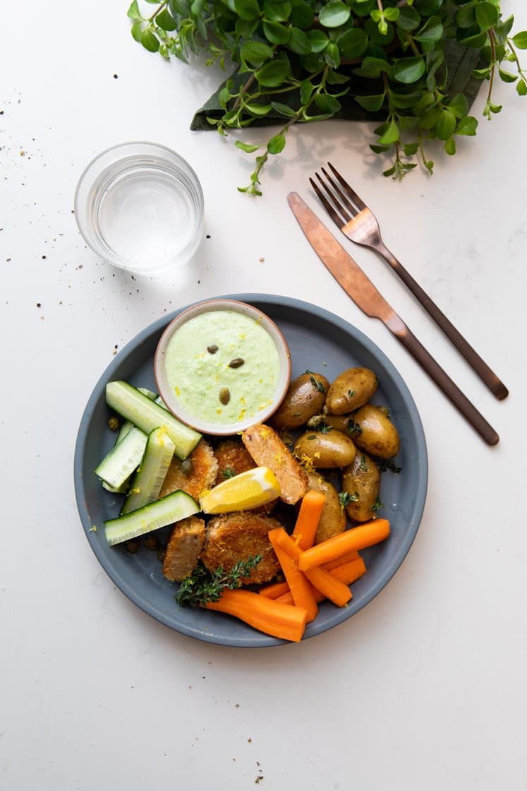 Tunfrikadeller med ærtedip og grønt