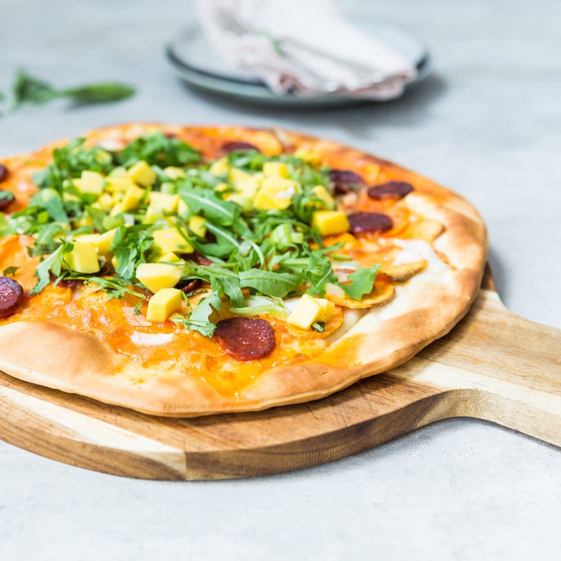 Pizza med søde kartofler, chorizo og mango