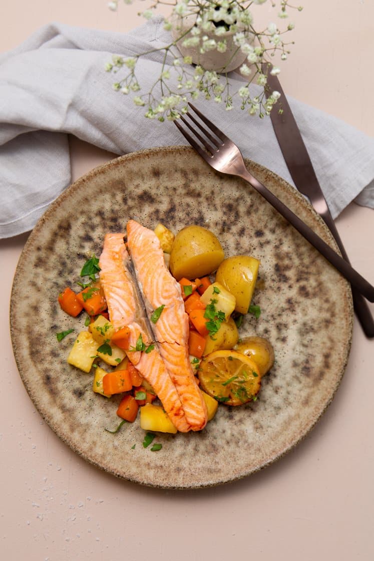 Grillstegt laks med rodfrugter