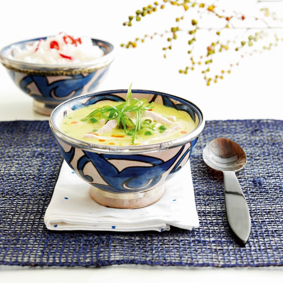 Wokstrimler i kokos-limesuppe med vildrisblanding